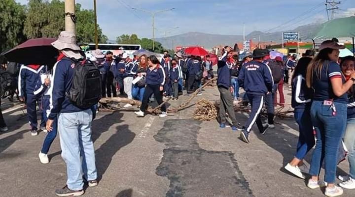 Imagen: bloqueo de estudiantes en Cochabamba (Foto: in noticias)