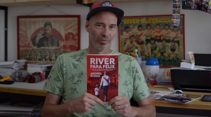 Andrés Burgo con su libro "River para Félix". Foto: Tomás Torres para el sitio Revista1986