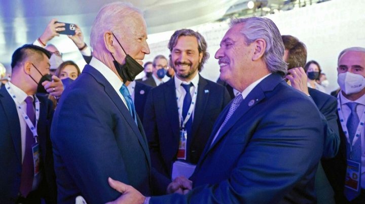 Alberto Fernández y Joe Biden se saludan en la cumbre del G20 en Roma (Foto: AFP - Presidencia - Esteban Collazo).