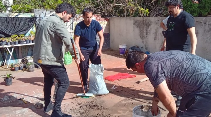 Nahuel junto a sus compañeros del taller de huerta en el Centro Basaglia | Foto gentileza AT