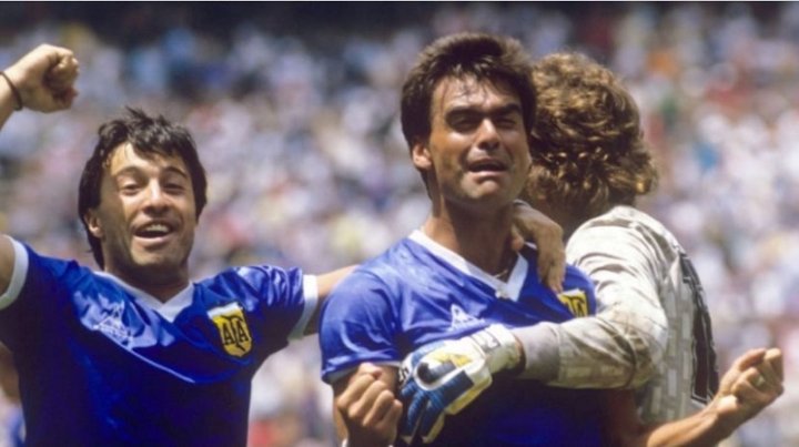 El Tata festeja el triunfo ante Inglaterra en México ´86.