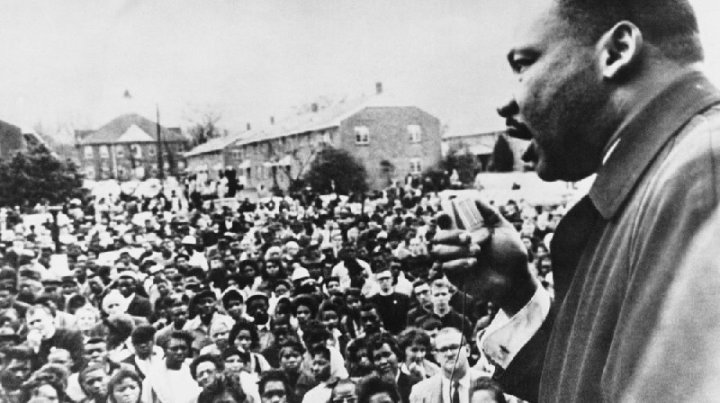 El Dr. Martin Luther King se dirige a los manifestantes por derechos civiles en Selma, Alabama, en abril de 1965. Foto: Keystone / Getty Images