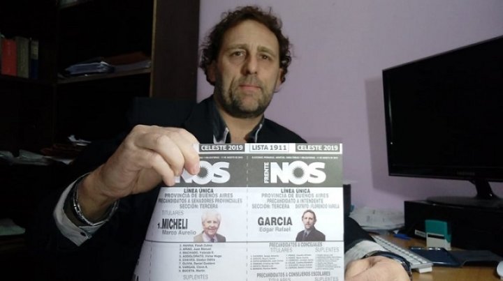 Abogado Edgar García mostrando su candidatura en 2019