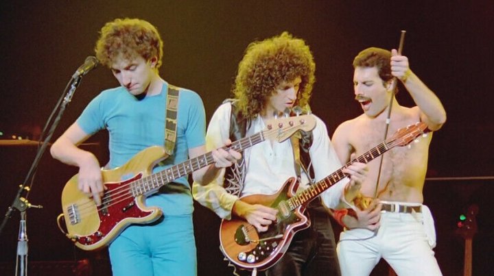 Deacon junto a Brian May y Freddie Mercury