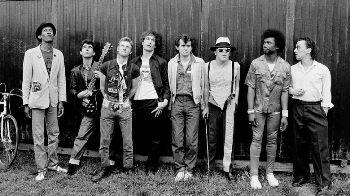 Ian Dury junto a su banda The Blockheads, de la que formaban parte el tecladista Mick Gallagher y el bajista Norman Watt-Roy, ambos partícipes de sesiones de Sandinista! 