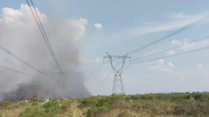 Incendio que afectó una línea de alta tensión, entre Campana y Gral. Rodriguez.