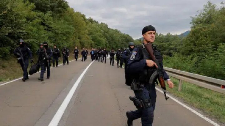 Imagen de archivo: militares kosovares en la frontera con Serbia