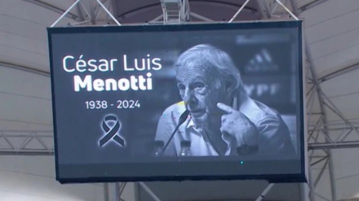 El homenaje a César Luis Menotti en el Estadio Madre de Ciudades de Santiago del Estero donde se disputó la final del campeonato argentino.