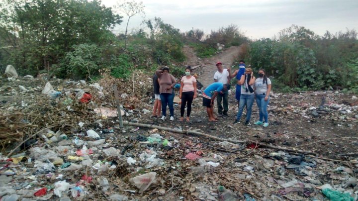 Vecinas y vecinos de la toma de terrenos en el predio del Ceamse, en el Barrio 13 de Julio de José León Suárez, San Martín. Imagen: ANRed.