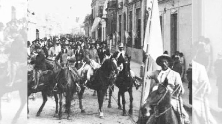 La Liga Patriótica Argentina desfilando por las calles de Gualeguaychú