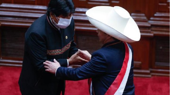 Evo Morales y Pedro Castillo en la ceremonia de toma de mando de Castillo (foto archivo, gestión.pe)