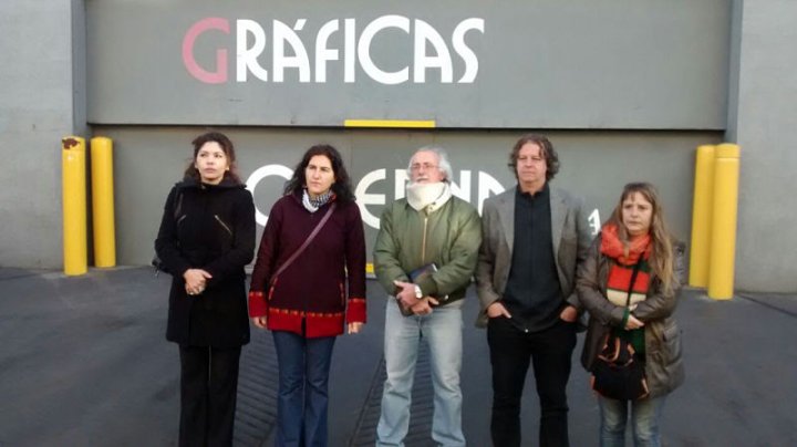 Foto: Christian Castillo junto a Nathalia González Seligra, Pablo Pimentel, Alejandrina Barry y Vanesa Rodriguez en la puerta de AGM