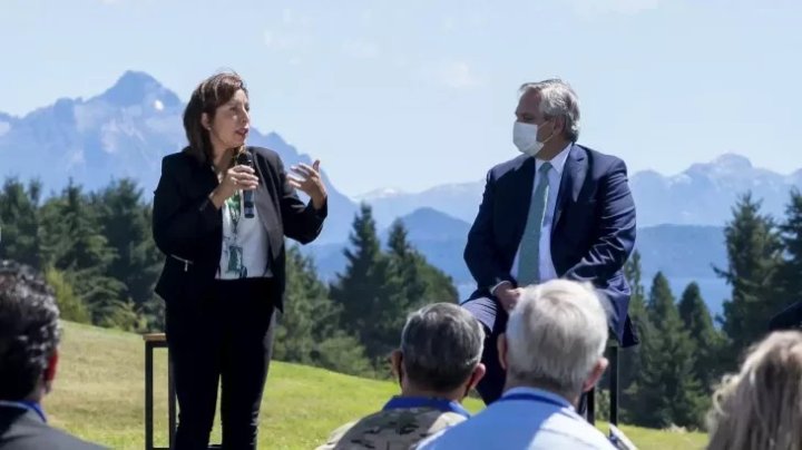 La gobernadora de Río Negro, Arabela Carreras, junto al presidente Alberto Fernández.