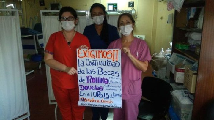 Trabajadoras del Hospital Mercante se solidarizan con los becarios cesados del UPA nº 15 de José C. Paz. Fotografía: Facebook Lista Negra ATE José C. Paz FURA