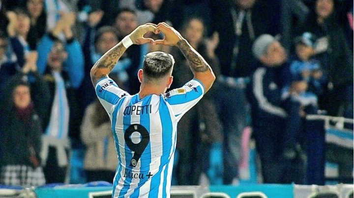 El festejo de Enzo Copetti, autor de dos goles para el triunfo de Racing, que ya se prepara para la semifinal. Foto: cuenta oficial de Twitter de Racing.