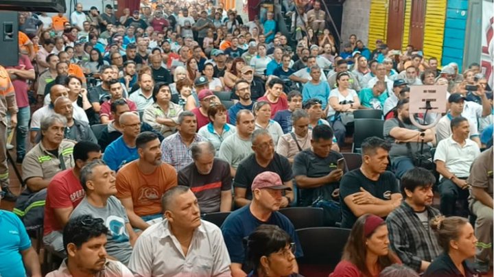 Asamblea ferroviaria del Sarmiento reunida en la seccional Haedo de la Unión Ferroviaria, opositora a la conducción burocrática de Sergio Sasia.