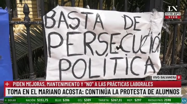 Foto: Cartel "Basta de persecución política" | captura de pantalla de La Nación+