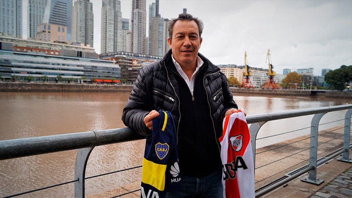 El Chino Tapia con las camisetas que marcaron su vida, las de River y Boca. Foto: Jocelyn Domínguez para diario Marca.