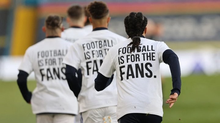 Camiseta con la que salió a la cancha el plantel de Leeds United: "El fútbol es para los hinchas".