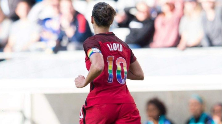 Futbolista de la selección femenina de Estados Unidos con los colores de la diversidad.