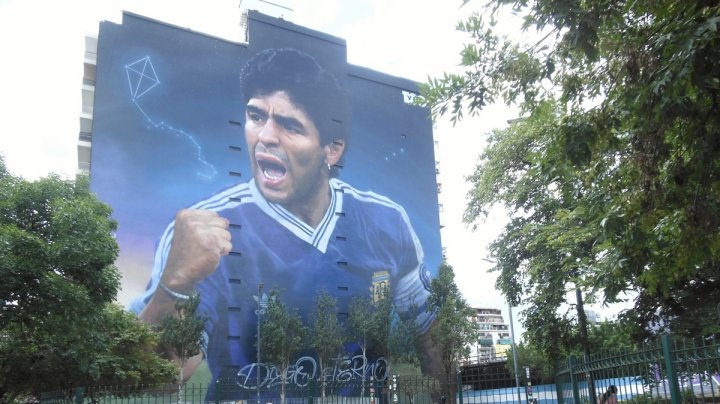 Mural de Martín Ron, encargado de concretar una de las obras más significativas dedicadas a Maradona sobre la medianera de un edificio de 45 metros por 40, en el barrio porteño de Constitución.