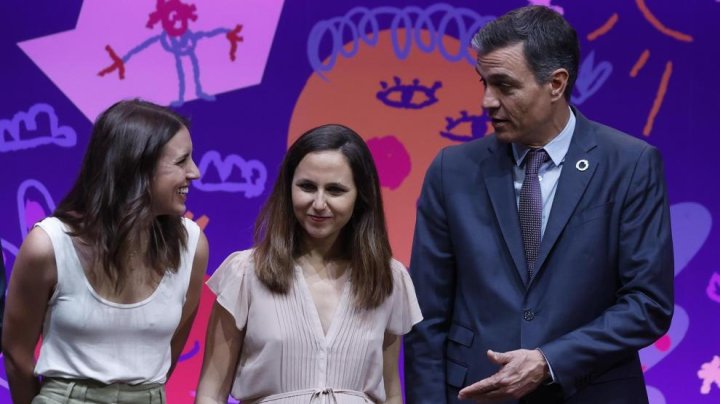 El presidente Pedro Sánchez, junto a las ministras Ione Belarra e Irene Montero. EFE