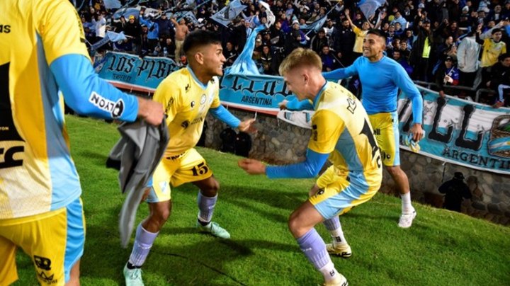 Fernando Martínez todavía no cae: hizo un golazo inolvidable que le permitió a Temperley obtener la clasificación en los penales, dejando en el camino a River.