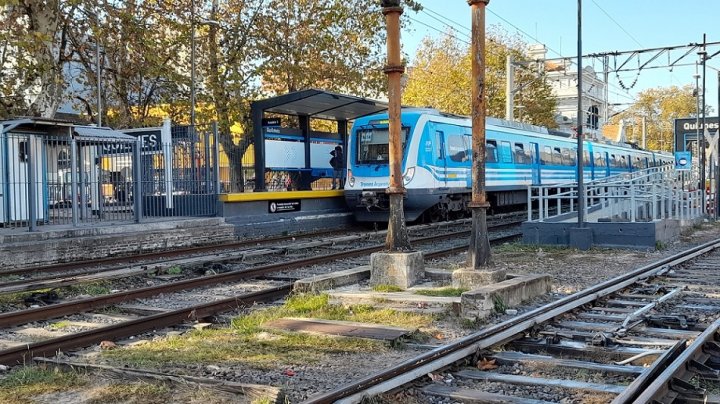 Un tren arribando a la estación de Quilmes. En la línea Roca uno de los servicio más gravemente afectados será el ramal Bosques/Florencio Varela.