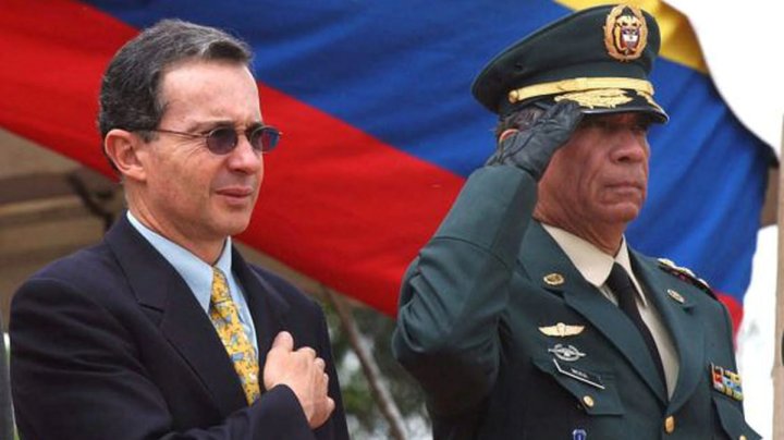 El expresidente ultraderechista Álvaro Uribe junto al Gral. Jorge Enrique Mora en 2003.