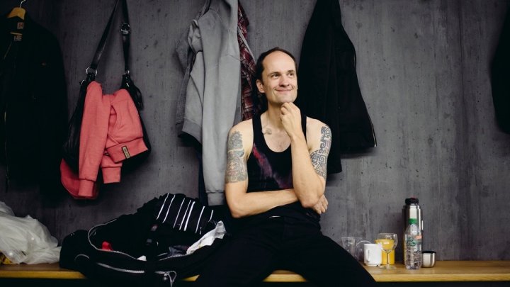 Michael Breiti Breitkopf, histórico guitarrista de Die Toten Hosen, en la previa de un show. Foto: Gregor Fischer.