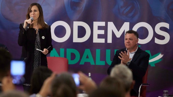 Foto: Ione Belarra y Juan Antonio Delgado en un acto.