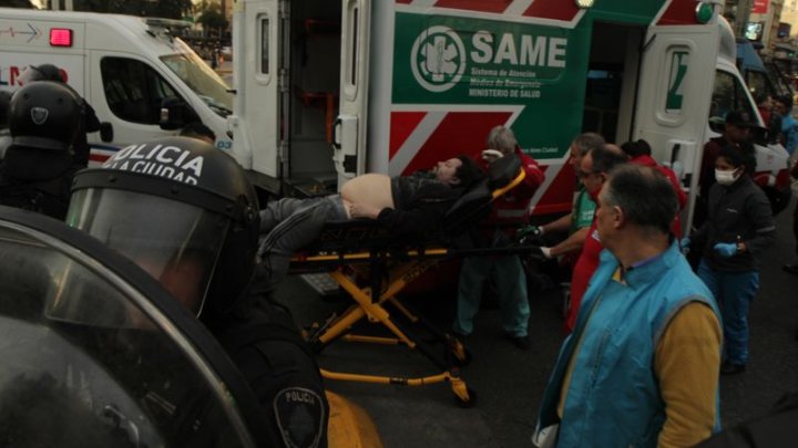 Momento en que el SAME se lleva a Facundo Molares | Foto Susana Maresca