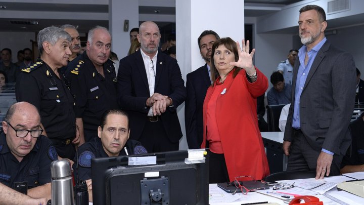 Miércoles 27 de diciembre | Patricia Bullrich y Waldo Wolf en la sede de la Policía Federal | Foto Prensa Bullrich