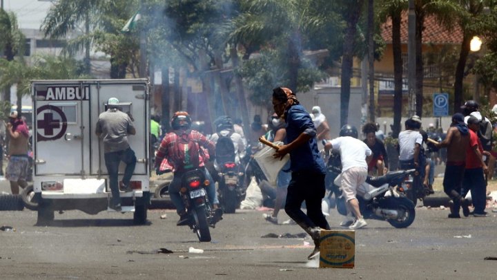 Enfrentamientos entre grupos derechistas y manifestantes que exigían levantar el paro este viernes en Santa Cruz. EFE.