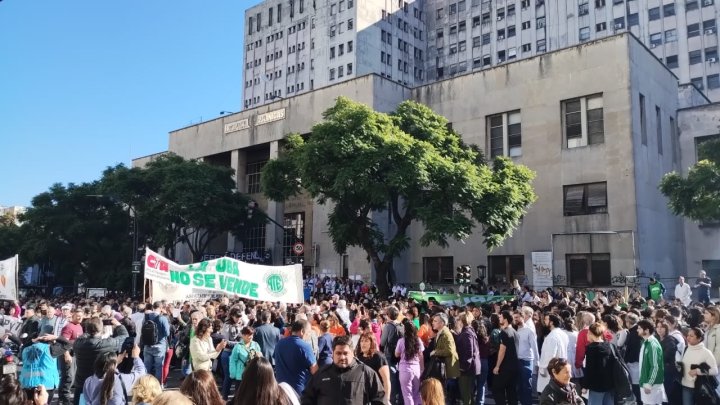 Abrazo al Hospital de Clínicas, UBA.