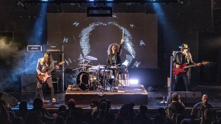 Andrea Álvarez en un trepidante show de presentación de La Cadena del Mal en The Roxy Live. Foto: Albi Álvarez.