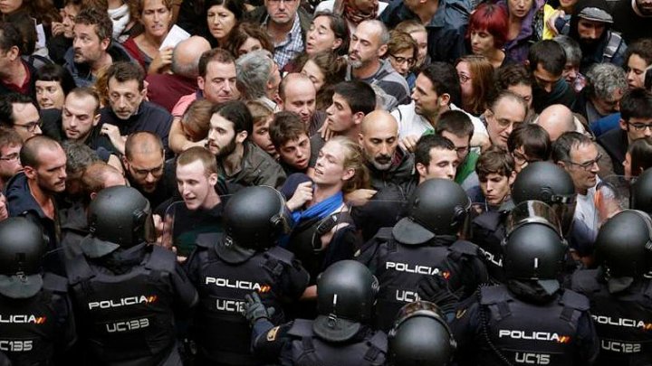 Agentes antidisturbios de la Policía Nacional formando un cordón de seguridad en los alrededores del colegio Ramón Llull de Barcelona durante el referéndum del 1-O. Alberto Estévez / EFE