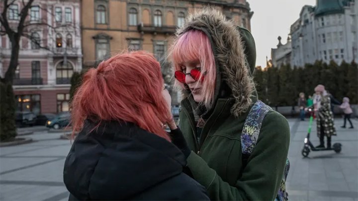 Alice, una mujer trans de Brovary, un pueblo cerca de Kiev con su pareja Helen, una persona no binaria en Lviv. Fotografía: Alessio Mamo/The Guardian