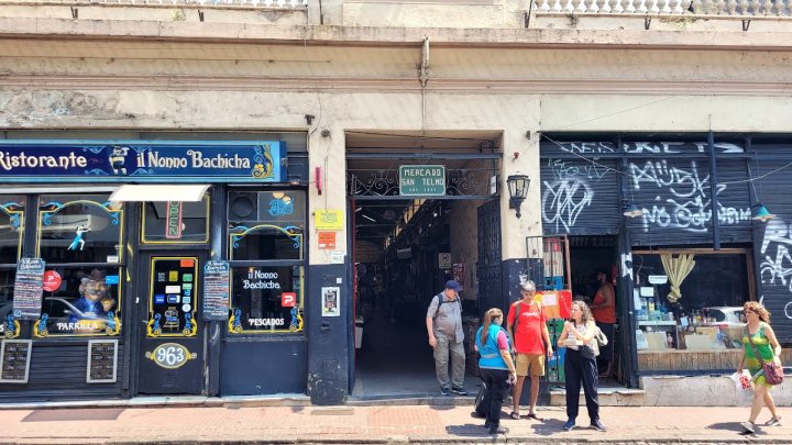 A la derecha de la foto, al lado de la entrada al mercado en Defensa al 900, el almacén de Bolívar: un cliente se toma tiempo para una charla, no era solamente comprar.