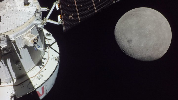 La cara más lejana de la Luna por detrás de la nave espacial Orión. Créditos: NASA Johnson