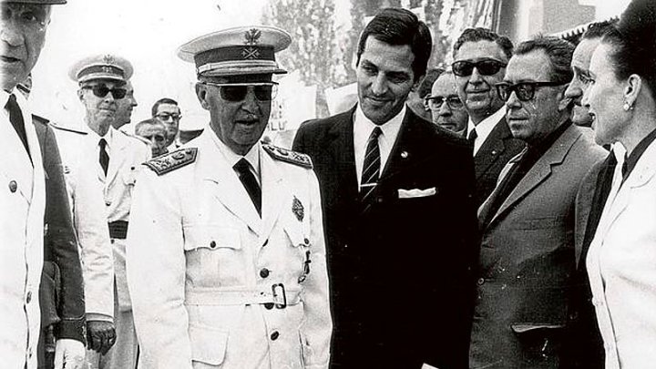 FOTO: Adolfo Suárez con Franco en julio de 1968, durante la inauguración del ferrocarril directo. ABC