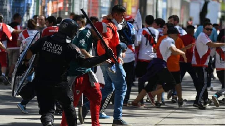 Represión a hinchas de River en las afueras del Monumental (Foto: Federico López Claro)