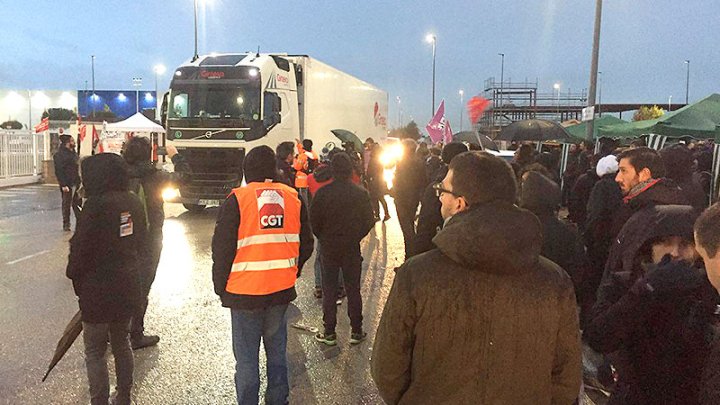 Los trabajadores de Amazon en la huelga de los días 23 y 24 de noviembre frente al almacén logístico de San Fernando de Henares. Foto: ID