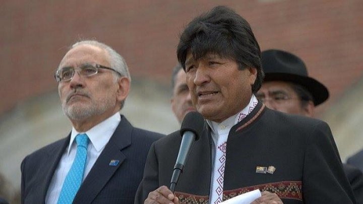 Foto: Twitter/@Cooperativa Imagen: Carlos Mesa y Evo Morales en La Haya