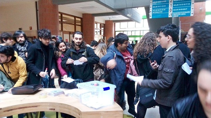 Estudiantes acuden a votar en el referéndum de la Universidad de Oviedo. Foto: @UniasReferendum