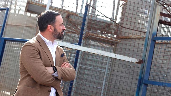 Foto: Santiago Abascal, el pasado noviembre, frente a la valla de Melilla.