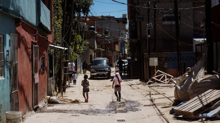 Niños caminan por las calles del barrio popular Villa 31. Foto * Enfoque Rojo