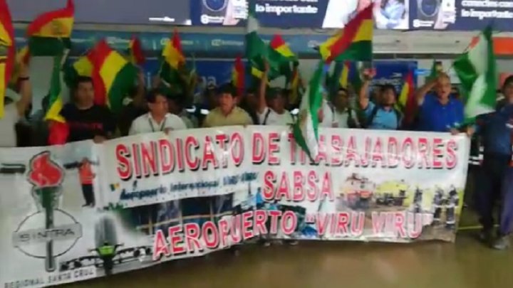 Foto: Mitin trabajadores del aeropuerto de Viru Viru, Santa Cruz