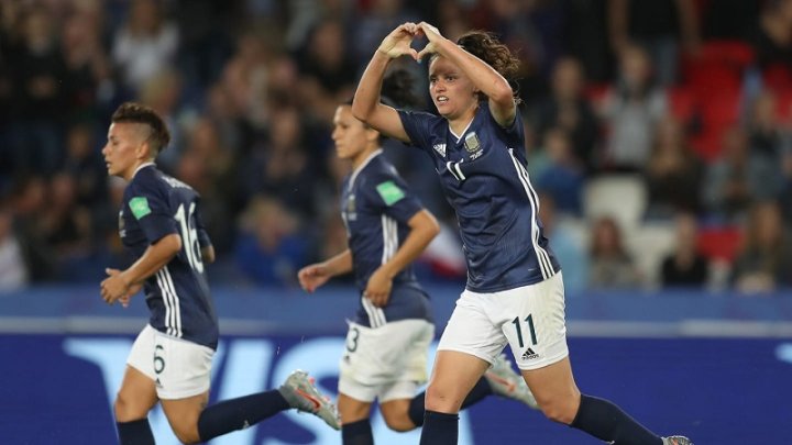 Florencia Bonsegundo festeja el gol que le dio un empate histórico a la Selección Argentina ante la de Escocia.