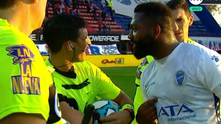 Jugadores de Godoy Cruz discuten con el árbitro Merlos luego del insólito penal cobrado a San Lorenzo.